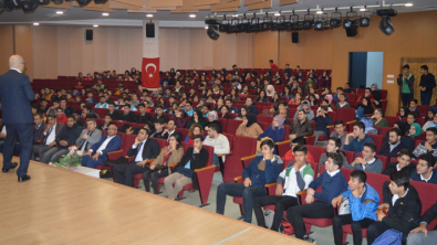 Gençlere Yönelik “Sosyal Medya Kullanımı” Konferansı Yapıldı